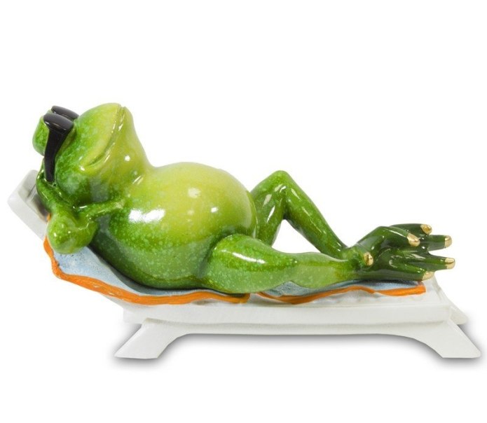 Figurka żaba na leżaku